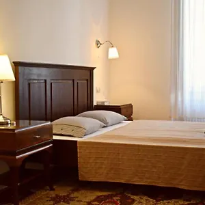 In Historical Building With Free Private Parking Apartament