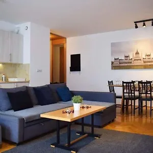 Cosy In Downtown With Free Garage Parking Apartament